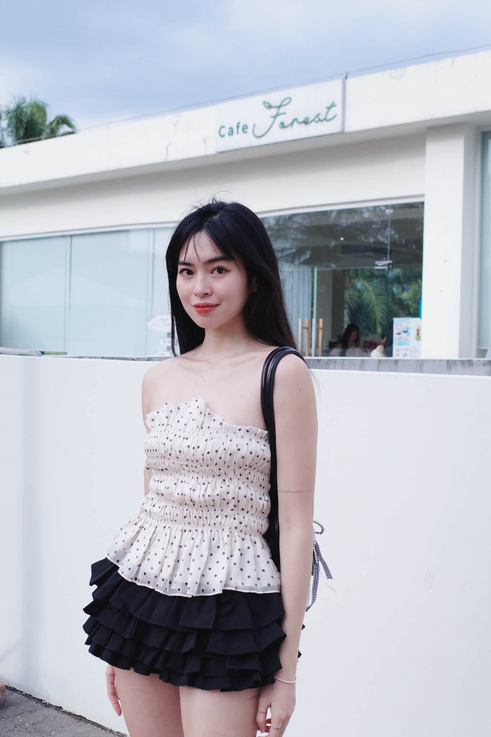 Thay vì lựa chọn những cách tạo dáng quá gợi cảm, Khánh Vân chủ yếu thể hiện thần thái nhẹ nhàng trước ống kính.