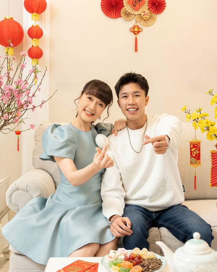 Vân Dung luôn đồng hành, ủng hộ con trai Long Vũ trên con đường nghệ thuật. Ảnh: FBNV.