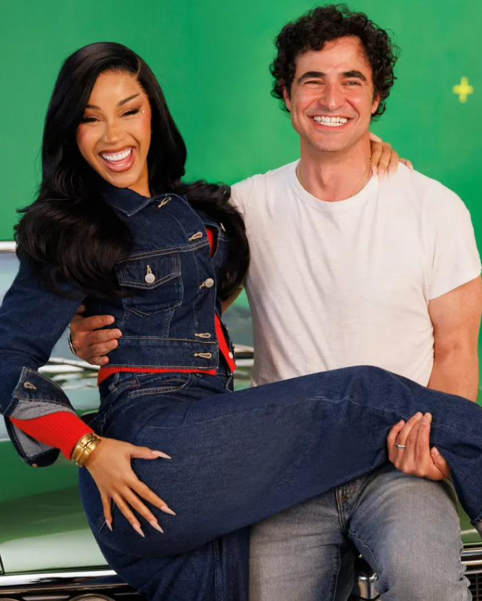 Cardi B và Zac Posen, giám đốc sáng tạo của Old Navy. Ảnh: Old Navy