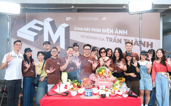 Trấn Thành cúng khai máy dự án điện ảnh Em. Ảnh: FBNV