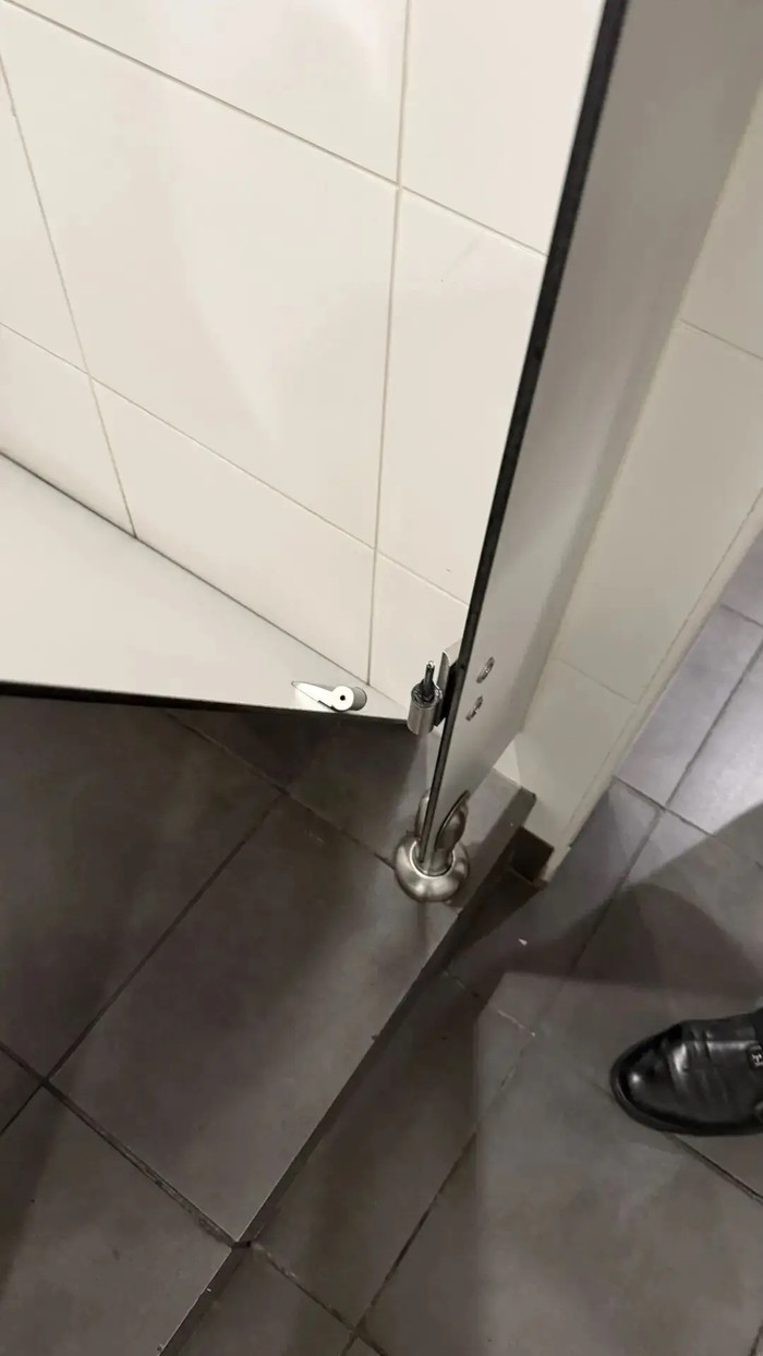 Vừa đóng cửa nhà vệ sinh, người phụ nữ gặp sự cố thót tim Ảnh 4