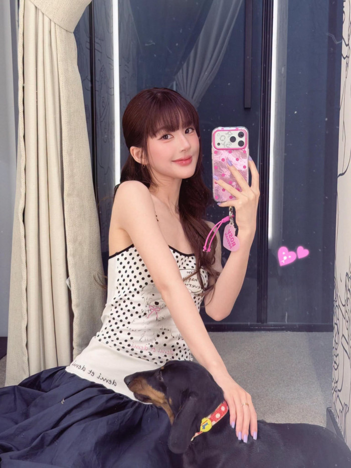 Triệu Lộ Tư luôn thể hiện sự thân thiện, cởi mở mỗi khi xuất hiện ở trên mạng xã hội lẫn ngoài đời. Ảnh: XHS