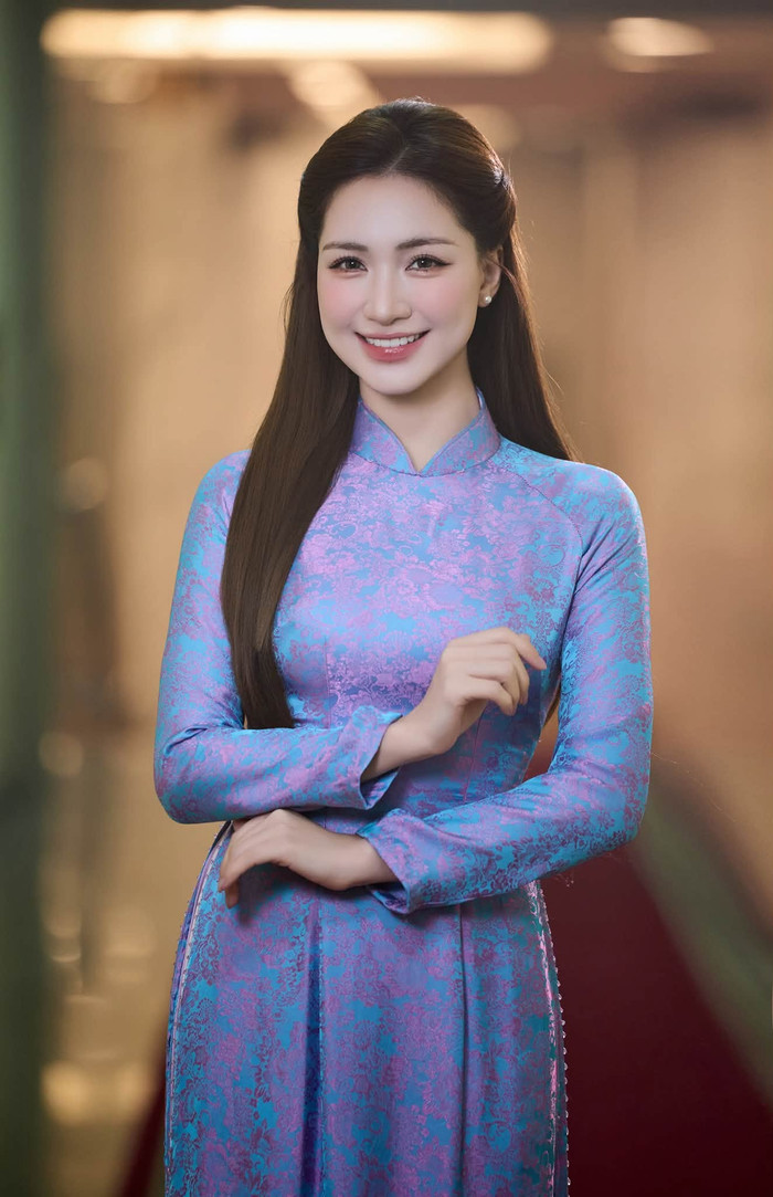 Hòa Minzy hạnh phúc báo tin mừng đến công chúng. Ảnh: FBNV
