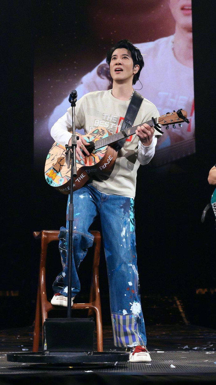 Cạy hàng rào lén đưa 10 người vào xem concert Vương Lực Hoành, 'cò vé' bị bắt Ảnh 4