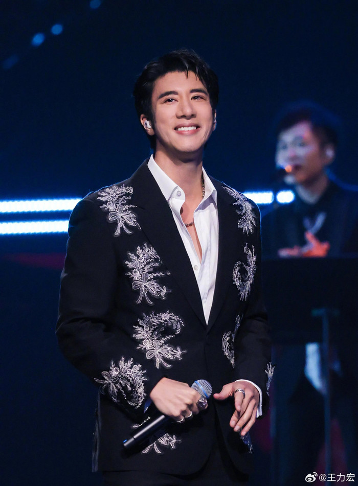 Cạy hàng rào lén đưa 10 người vào xem concert Vương Lực Hoành, 'cò vé' bị bắt Ảnh 1