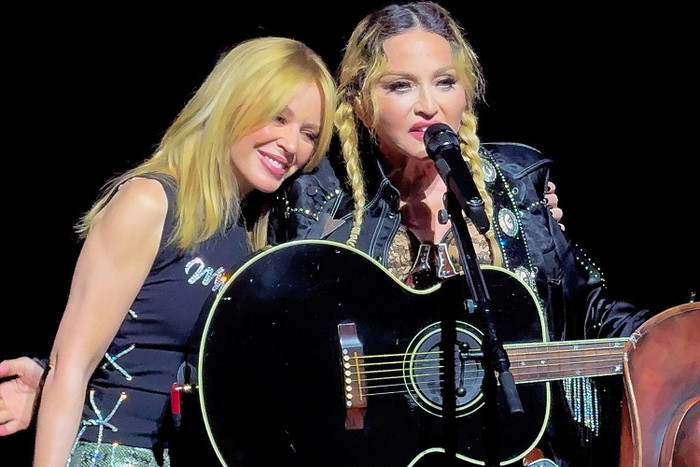 Cú bắt tay của hai biểu tượng nhạc pop Madonna và Kylie Minogue Ảnh 3