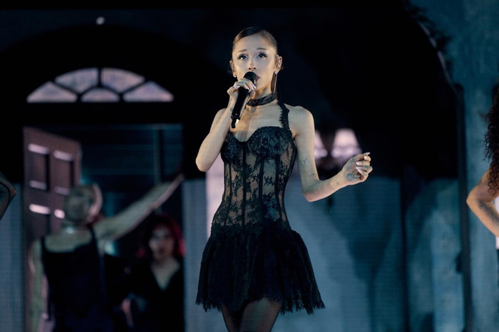 Ariana Grande xúc động trước thềm khép lại Eternal Sunshine Tour Ảnh 1
