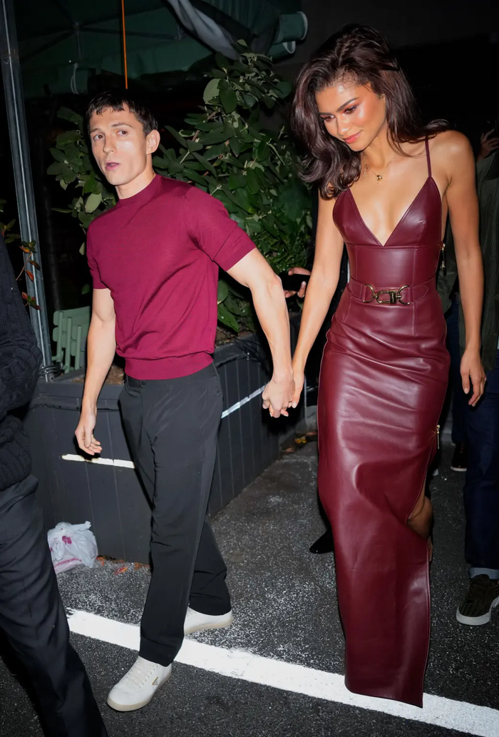Mới đây, People tiếp tục đưa tin Zendaya và Tom Holland đã tổ chức một buổi tiệc cưới riêng tư tại một khu điền trang ở Surrey, Anh.