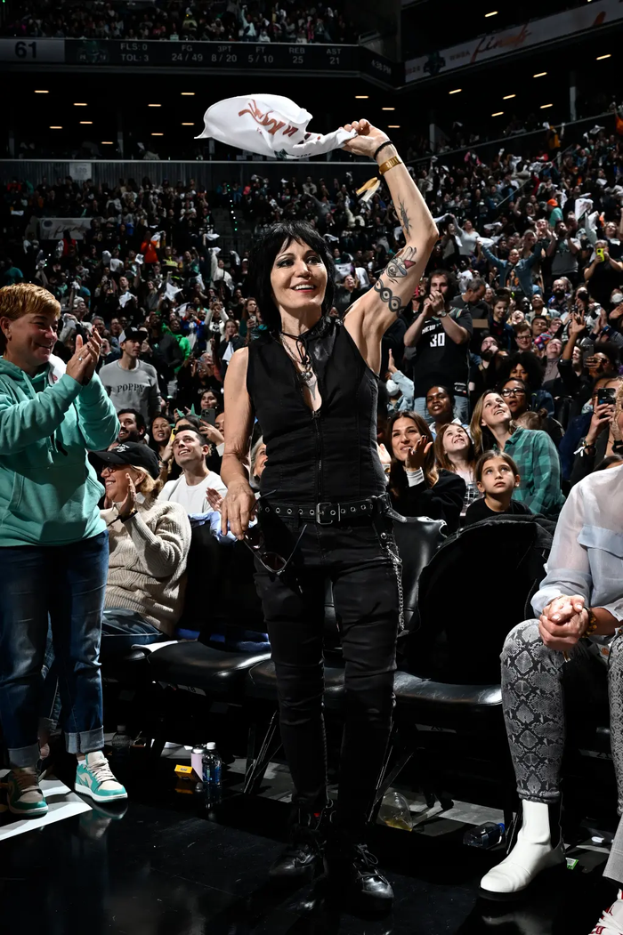 Joan Jett nổi tiếng từ thập niên 1970 khi hoạt động cùng ban nhạc The Runaways.&nbsp;