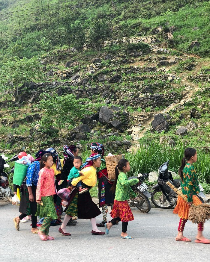 Hình ảnh bà con đeo gùi đựng nông sản, hàng hóa. Ảnh: Sinh quyển Nghệ An