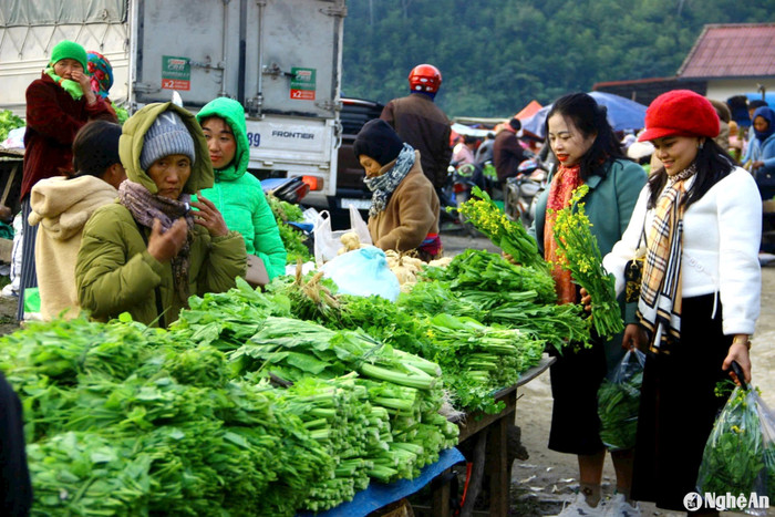 Những nông sản có trong vườn nhà được người dân hái mang đi bán ở chợ phiên. Ảnh: báo Nghệ An