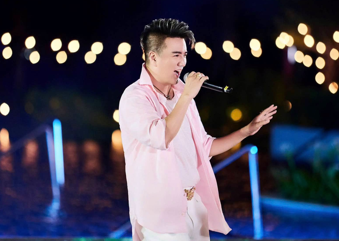 'Theo ánh đèn' như cách Đàm Vĩnh Hưng nói không chỉ là bước về phía ánh hào quang, mà còn là lựa chọn tiếp tục đi ngay cả khi ánh sáng ấy chưa chiếu tới mình.