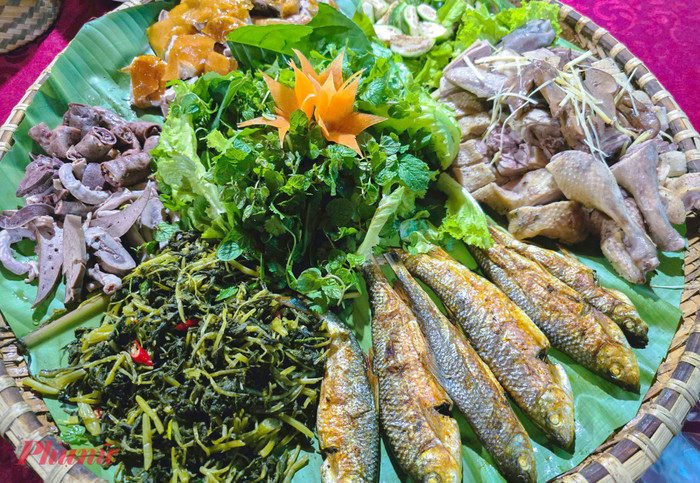 Mâm cơm với gà đồi, cá suối ở miền tây xứ Nghệ. Ảnh: báo Phụ nữ