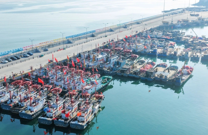 Các tàu đánh cá tìm nơi trú ẩn tại Cảng cá quốc gia Trung tâm Liandao khi bão Dolphin tiến đến vào ngày 7 tháng 8. (Ảnh: Vương Kiến Dân / VCG qua Getty Images)&nbsp;