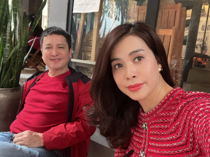 Nghệ sĩ Chí Trung và bạn gái thường xuyên chia sẻ hình ảnh ở bên nhau.