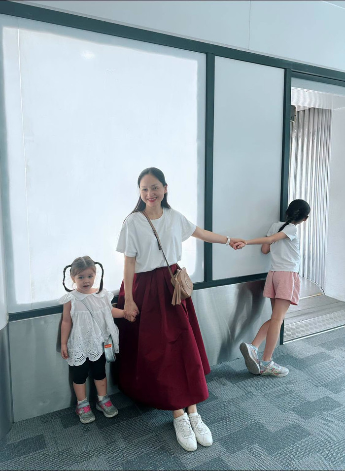 Lan Phương nỗ lực cân bằng cuộc sống bên hai con gái sau khi ly hôn chồng ngoại quốc vào tháng 5 năm nay. Ảnh: FBNV
