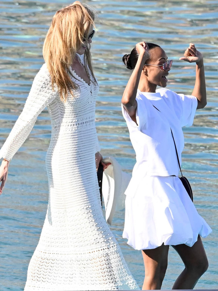 Nicole Kidman nghỉ dưỡng tại Mykonos cùng nữ diễn viên Zoe Saldana.&nbsp;Ảnh: @backgrid_usa