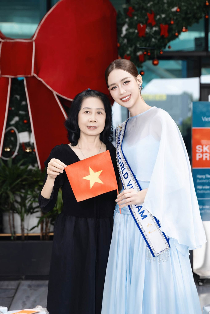 Hoa hậu Bảo Ngọc và mẹ trong ngày cô chính thức nhập cuộc Miss World.