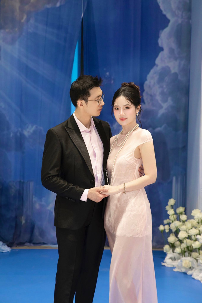 Chồng Midu luôn dành ánh mắt, hành động tình tứ dành cho vợ. Ảnh: FBNV