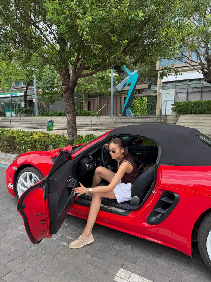 Thanh Hằng chủ động lái xe tiền tỷ đưa chồng đi chơi. Ảnh: FBNV