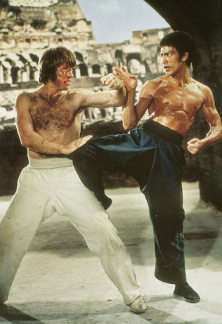 Màn đối đầu giữa Lý Tiểu Long và Chuck Norris trong Mãnh Long Quá Giang được xem là một trong những trận đấu kinh điển nhất lịch sử phim võ thuật. Bối cảnh tại Đấu trường La Mã khiến cuộc chiến càng trở nên đặc biệt. Hai nhân vật liên tục tung ra những đòn đánh nhanh, mạnh và chính xác. Lý Tiểu Long thể hiện khả năng di chuyển linh hoạt, trong khi Chuck Norris gây ấn tượng với sức mạnh và thể hình. Đáng chú ý, Chuck Norris khi đó cũng là một võ sĩ nổi tiếng. Chính vì vậy, màn đối đầu giữa hai ngôi sao võ thuật càng tạo cảm giác chân thực và trở thành cảnh phim được nhắc lại nhiều năm sau.