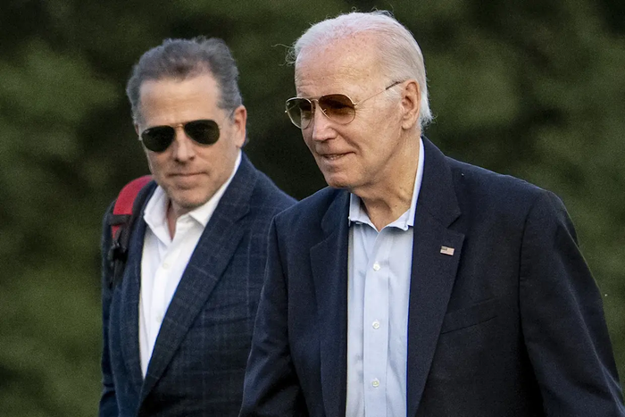 Hunter Biden (bên trái) cùng cha mình, khi đó là Tổng thống Mỹ Joe Biden, vào năm 2023 (Ảnh AP/Andrew Harnik, tư liệu lưu trữ).