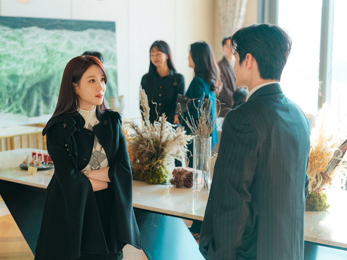 Spooky In Love đạt rating 4,9%, đứng thứ tư trong bảng xếp hạng, phát sóng trên tvN vào thứ Bảy và Chủ Nhật, đồng thời được phát hành trên Netflix. Bộ phim có sự tham gia của Park Eun-bin, Yang Se-jong và Ong Seong-wu, xoay quanh Cheon Yeo-ri, nữ thừa kế tập đoàn kiêm CEO khách sạn có khả năng nhìn thấy ma. Cô gặp Ma Kang-wook, một công tố viên tài giỏi nhưng lại cực kỳ sợ ma. Sự đối lập giữa hai nhân vật tạo nên nhiều tình huống dở khóc dở cười, đồng thời đưa họ vào những vụ việc kỳ bí. Từ mối quan hệ bất đắc dĩ, cả hai dần hình thành một cặp đôi đặc biệt giữa thế giới tâm linh và tình yêu.
