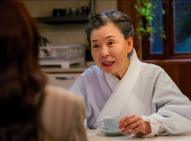 Ánh mắt dò xét của bà Yang Se Jong khiến Park Eun Bin lúng túng.