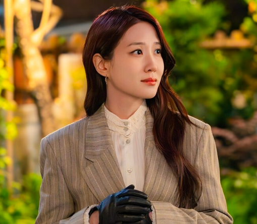 Park Eun Bin rơi vào màn “thẩm vấn” bất đắc dĩ.