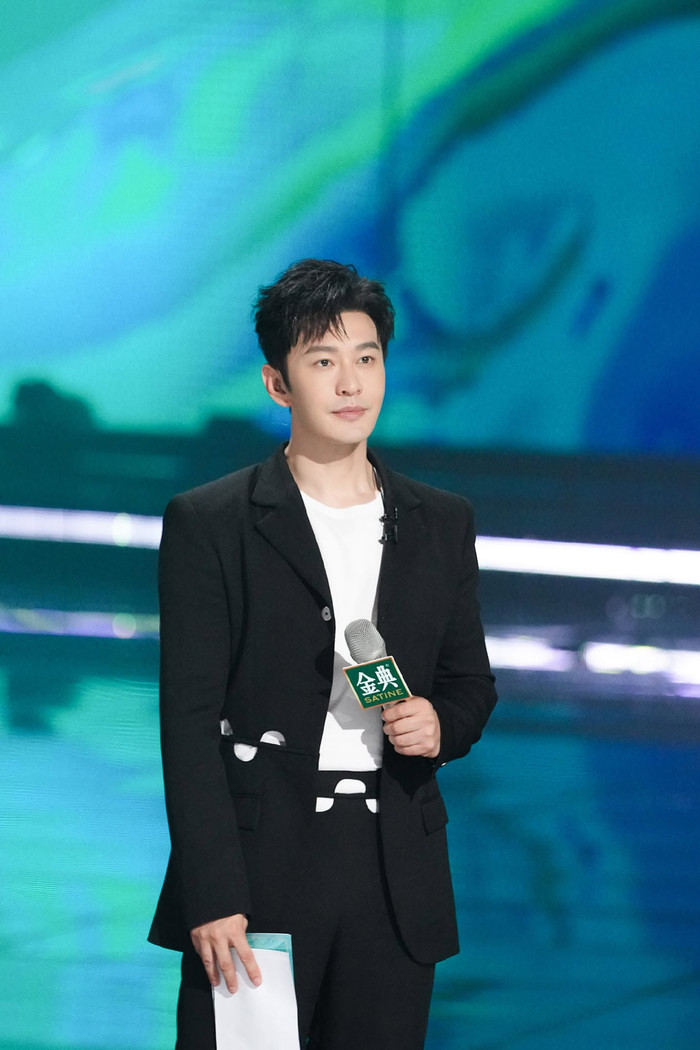 Nam diễn viên đang nỗ lực tìm lại vị thế ở tuổi U50. Ảnh: Weibo.