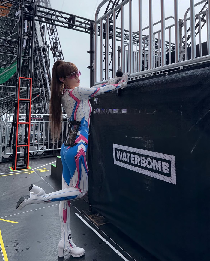 Yena (IZ*ONE) diện trang phục kín bưng tại WATERBOMB Ảnh 3