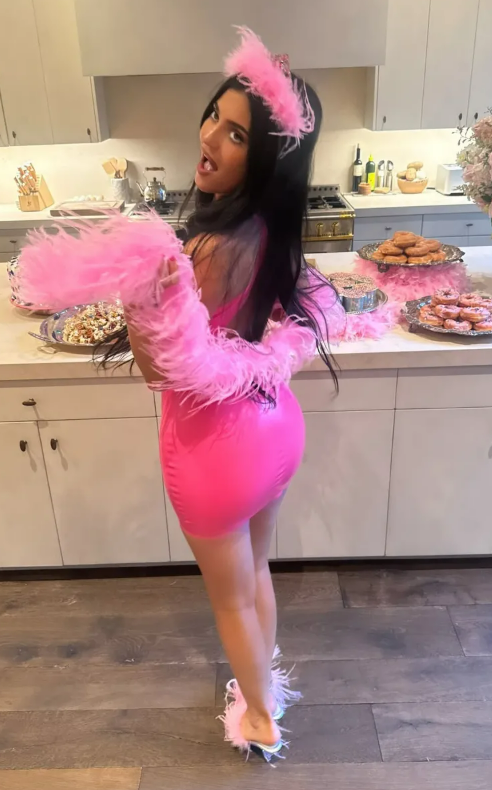 Kylie Jenner tạo dáng bên bàn tráng miệng trong bộ trang phục màu hồng nổi bật.&nbsp; Ảnh: IGNV