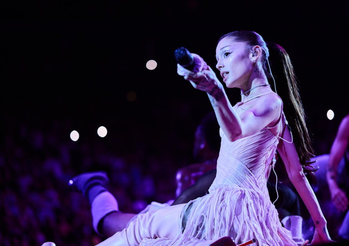 Ariana Grande bị chấn thương trước thềm hai đêm diễn tại London Ảnh 1