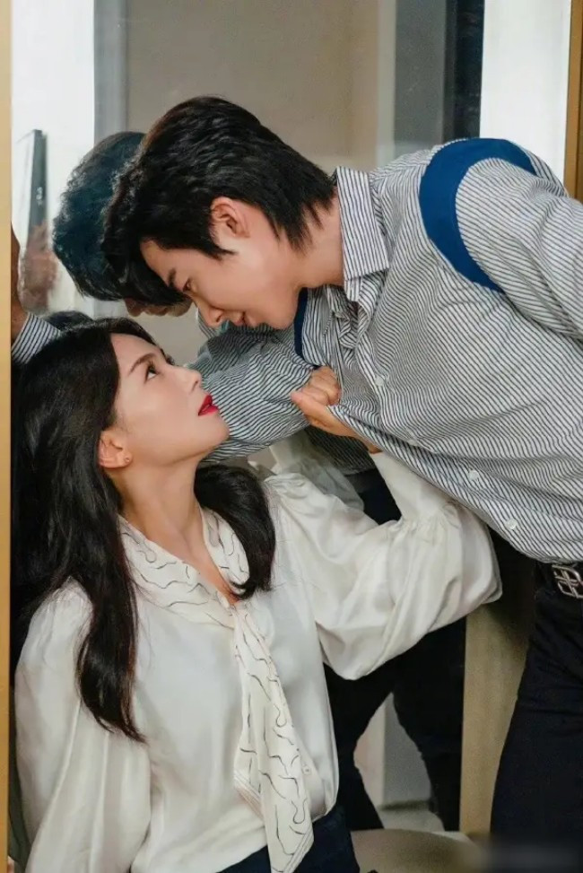 Làm Ánh Sáng Của Chính Mình không có độ phổ biến cao như Chiết Yêu nhưng lại sở hữu phản hồi tích cực.