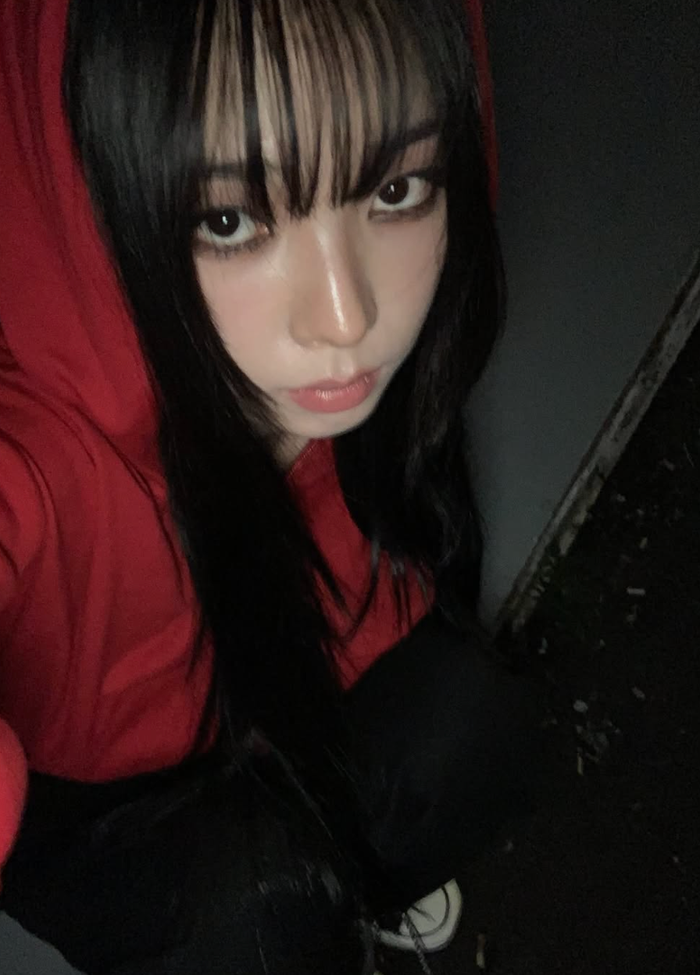 Karina xuất hiện với hiệu ứng chụp mờ và thiếu sáng, tạo cảm giác vừa kỳ bí, vừa có phần rùng rợn.