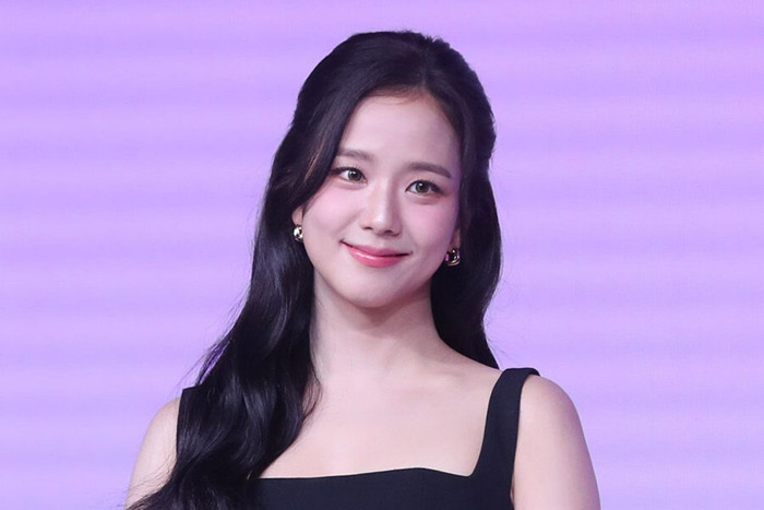 Jisoo giải thích rằng thời điểm đó, kiểu chụp ảnh mang phong cách cảm xúc như vậy đang rất thịnh hành.