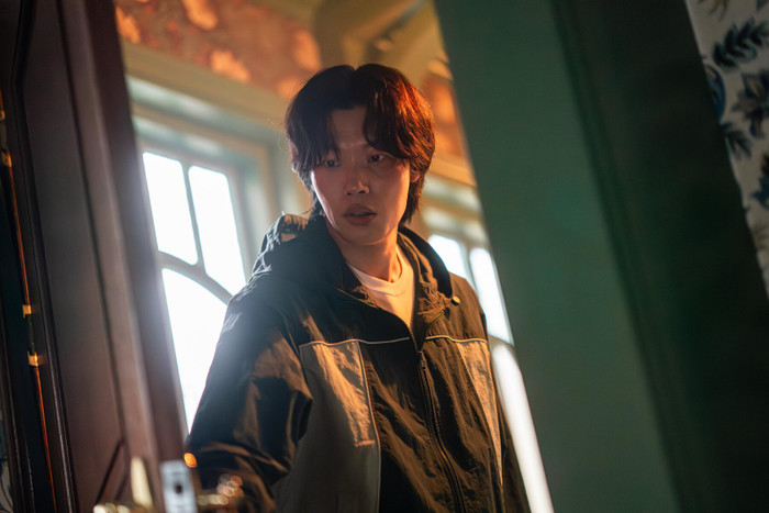Phim xoay quanh Moon-jae, một tiểu thuyết gia sống khép kín do Ryu Jun Yeol thủ vai.