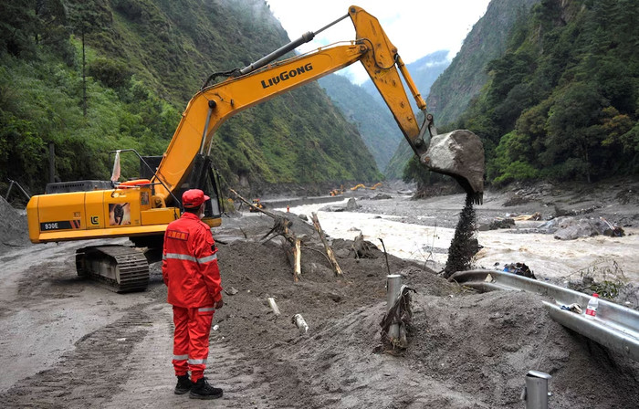 Trung Quốc chạy đua cứu hộ giữa mưa lớn và dòng nước dữ sau thảm họa lở băng ở Tây Tạng Ảnh 3