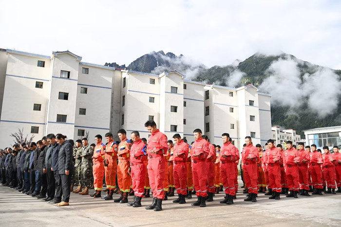 Trung Quốc chạy đua cứu hộ giữa mưa lớn và dòng nước dữ sau thảm họa lở băng ở Tây Tạng Ảnh 4