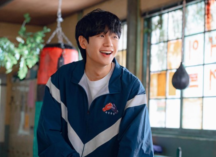 Jung Hae In hiện gây chú ý với vai Jang Tae Ha trong Our Sticky Love, bộ phim hài lãng mạn phát hành trên Netflix từ tháng 8/2026. Ảnh: NSX