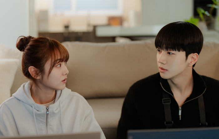 Kim Hye Jun và Cha Woo Min đảm nhận hai nhân vật trung tâm trong câu chuyện tình cảm công sở của My Bias, My Boss. Ảnh: NSX