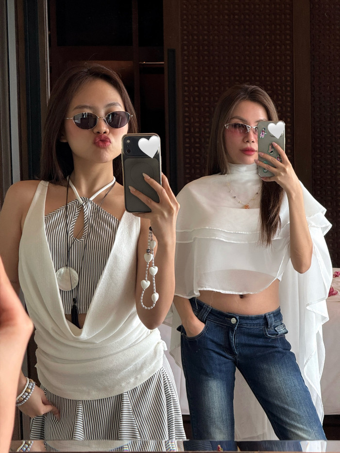 Phương Mỹ Chi và chị gái.
