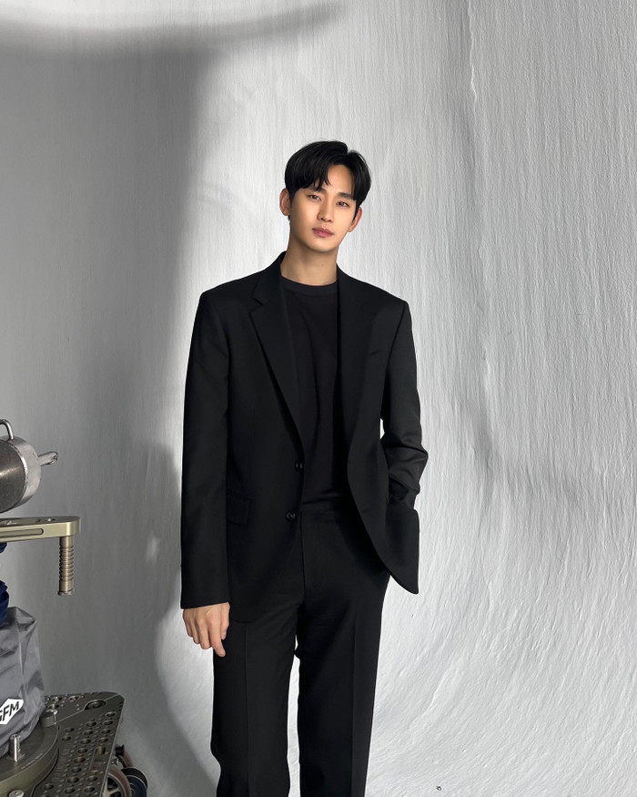 Kim Soo Hyun hiện nhận hơn 40 lời đề nghị tham gia các dự án khi nam diễn viên tái xuất sau ồn ào đời tư.