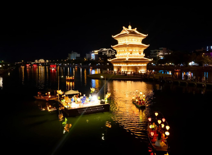 Một Ninh Bình thơ mộng khi về đêm. Ảnh: báo Lao Động