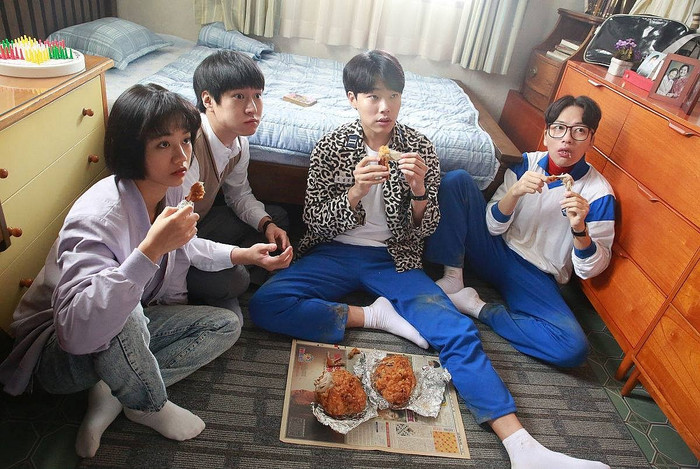 Không dựa vào những màn đấu trí hay tình tiết giật gân, Reply 1988 chinh phục người xem bằng câu chuyện gia đình, tình bạn và ký ức thanh xuân. Bộ phim lấy bối cảnh Seoul năm 1988, tập trung vào năm gia đình sống tại khu phố Ssangmun-dong và nhóm bạn thân gồm Duk-sun, Choi Taek, Jung-hwan, Sun-woo và Dong-ryong. Những câu chuyện đời thường về cha mẹ, con cái, tình làng nghĩa xóm được đan xen với quá trình trưởng thành của thế hệ trẻ. Song song với đó là tuyến tình cảm xoay quanh Duk-sun, Choi Taek và Jung-hwan, tạo nên một trong những mạch truyện được khán giả bàn luận nhiều của series. Chính cảm giác gần gũi và giàu hoài niệm giúp Reply 1988 tiếp tục được tìm xem nhiều năm sau khi phát sóng.