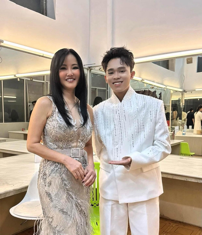 Hồ Văn Cường chụp ảnh cùng diva Hồng Nhung tại hậu trường một đêm nhạc.