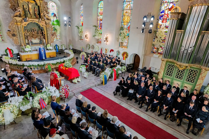 Tất cả các vị khách hoàng gia đều ngồi ở khu vực phía trước nhà thờ, đối diện với quan tài của vị vua quá cố.&nbsp; (Ảnh: Stian Lysberg Solum/NTB Scanpix qua AP).
