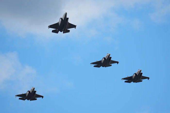 Hình ảnh máy bay F-35 bay lượn trên không trong lễ tang của Quốc vương Harald V của Na Uy&nbsp; (Ảnh: Getty Images).