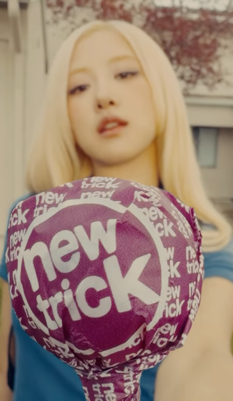 Rosé cầm một cây kẹo mút khổng lồ và hướng ánh mắt về phía máy quay khiến người hâm mộ càng tò mò về dự án mới.