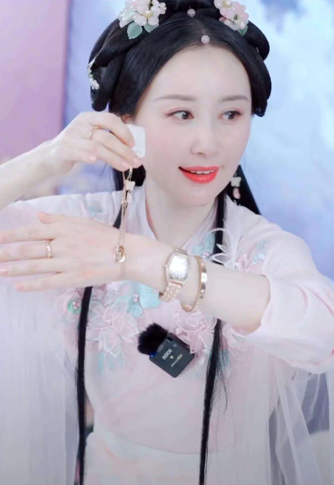 Thư Sướng được gọi bằng biệt danh 'nữ hoàng livestream'.